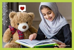 طفلة تستمع بالقراءة مع دبها الصغير