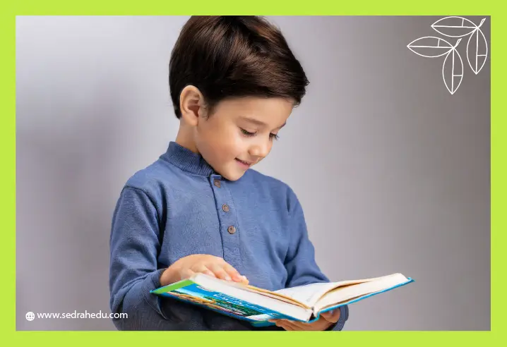 طفل يحمل كتاب ويقوم بقراءته.