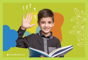 طفل سعيد بعد حصولة على دورة تعليم القراءة للأطفال