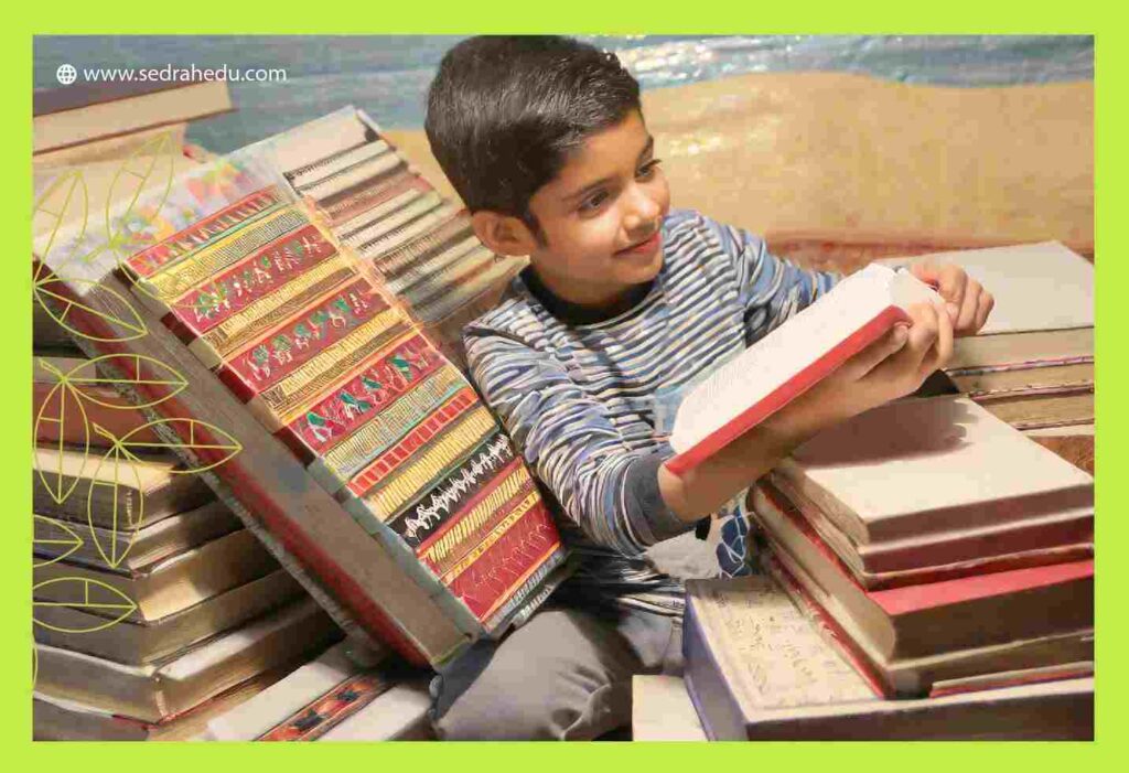 طفل منغمس في قراءة الكتب 