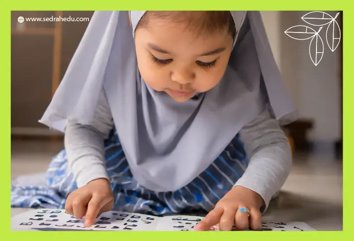 طفلة تلبس الحجاب وتقوم بقراءة كتاب.