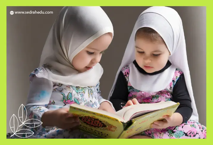 طفلتان تقرأن كتاب أحسن القواعد وهو من الكتب التي كان لها دور في قصتي في تعليم القراءة للأطفال.