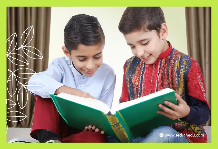 طفل يشارك الكتاب مع صديقه وهذي من مميزات الكتاب الورقي على الكتاب الإلكتروني الشعور بالتجربة الحسية وتغيير الروتين.
